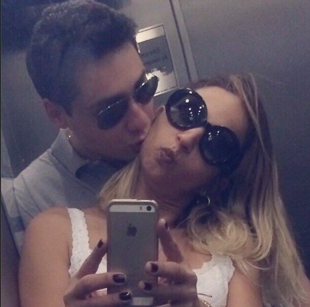 Valesca Popozuda gosta de se declarar para o rapaz nas redes sociais.

— A gente não precisa tá colado pra tá junto
Os nossos corpos se conversam por horas e horas
Sem palavras tão dizendo a todo instante um pro outro
O quanto se adoram
Eu não preciso te olhar
Pra te ter em meu mundo
Porque aonde quer que eu vá
Você está em tudo
Tudo, tudo que eu preciso
Te vivo!