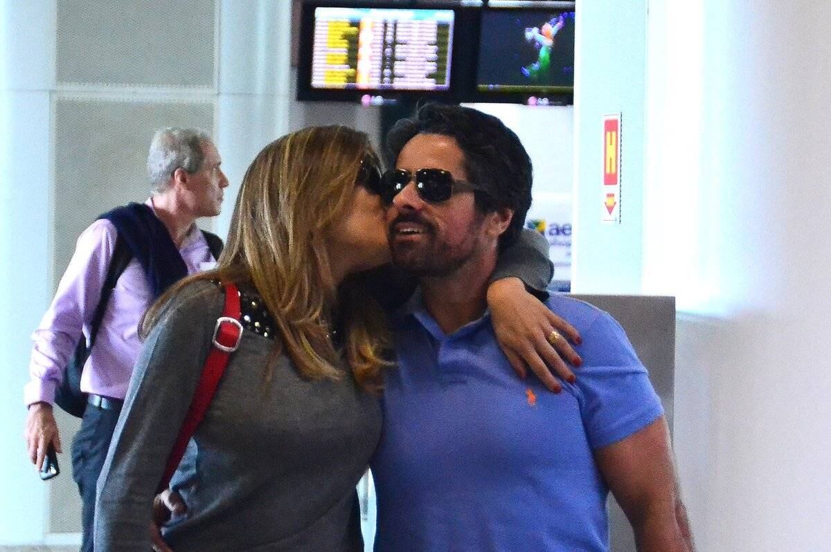 Nívea Stelmann também estava com o maridão, Marcus Rocha, no aeroporto Santos Dumont, Rio de Janeiro, na manhã desta quarta-feira (20)