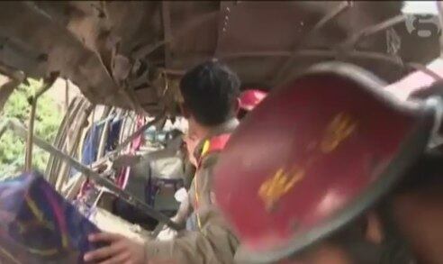 Ataque aconteceu em uma rua movimentada depois que o ônibus recolheu funcionários do governo em bairros ao redor de Peshawar para levá-los para trabalhar na cidade