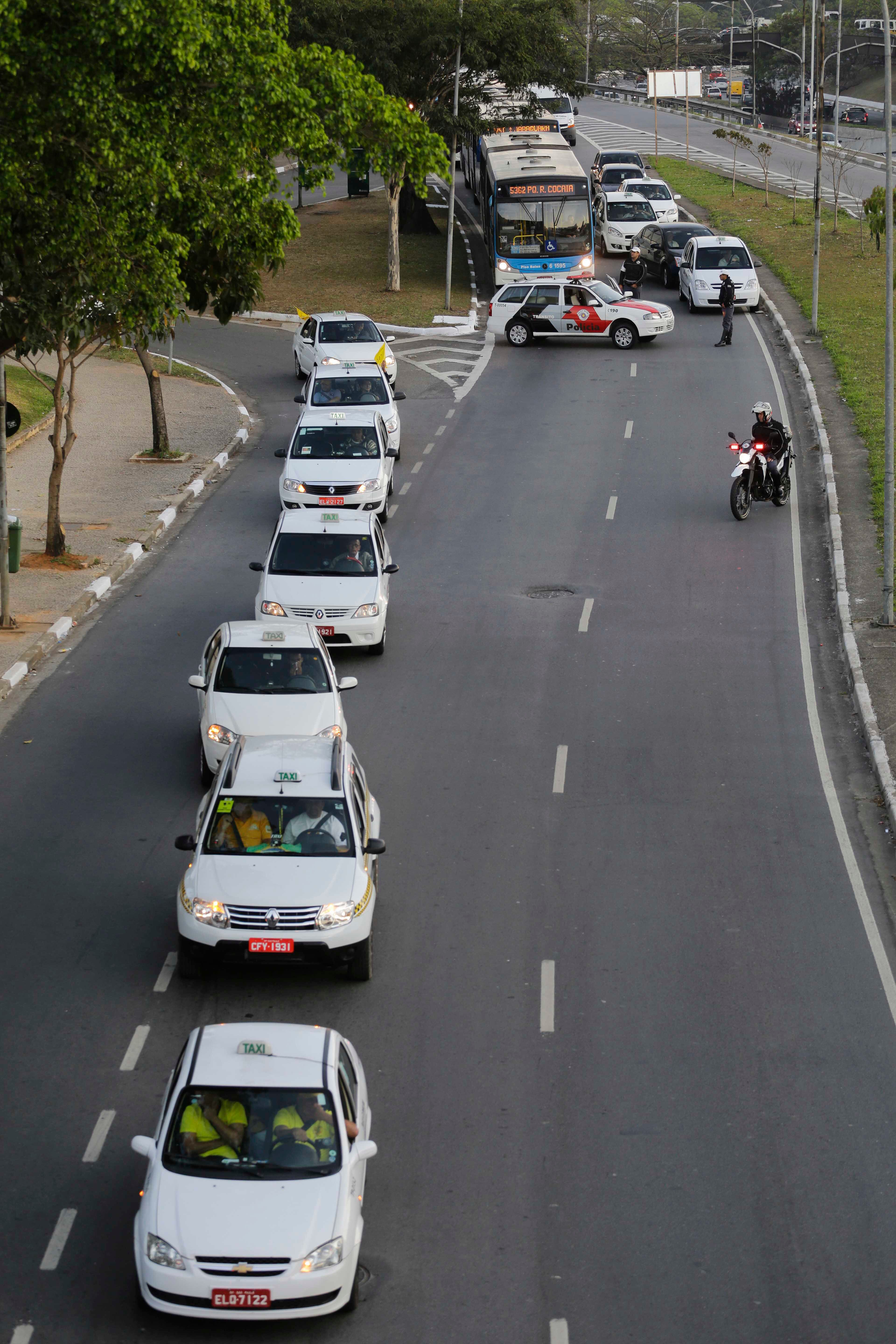 A manifestação é contra a decisão da Justiça de cancelar todos os alvarás vigentes e a proibição, imposta pela prefeitura, de usarem as faixas de ônibus
