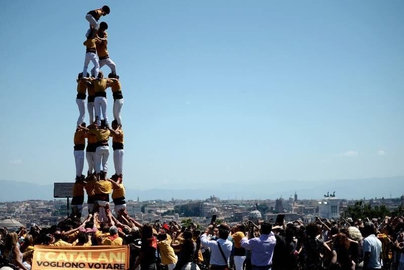 
Em Roma, na Itália, grupo de catalães formam torre humana. Catalães de
toda a Europa se manifestaram montando as tradicionais torres com a mensagem “Catalães
querem votar”, em referência ao referendo de independência da Catalunha, que
ocorrerá no dia 9 de novembro