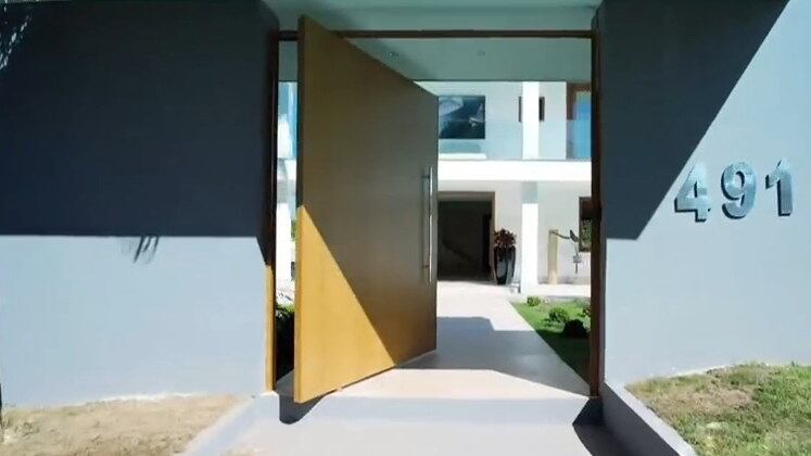 Durante o bate-papo, Nicole comentou que a mansão está sempre de portas abertas para as crianças da vizinhança. "Eu amo, chego de viagem e já trago para brincar, quero saber como estão na escola, peguei como se fossem meus filhos", comentou a ex-peoa.