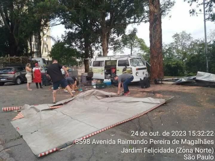 Os galos destruíram a barraca de pastel em Pirituba