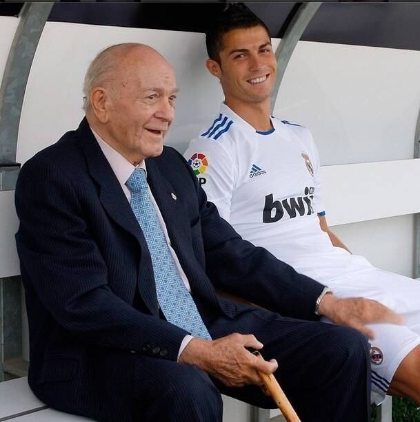 O ex-jogador espanhol Di Stéfano morreu na última segunda-feira (7) aos 88 anos. O ex-atleta do Real Madrid foi um dos maiores futebolistas da história, sendo equiparado a Pelé e Puskas. Mas muitos outros esportistas famosos morreram em 2014, relembre a seguir 
