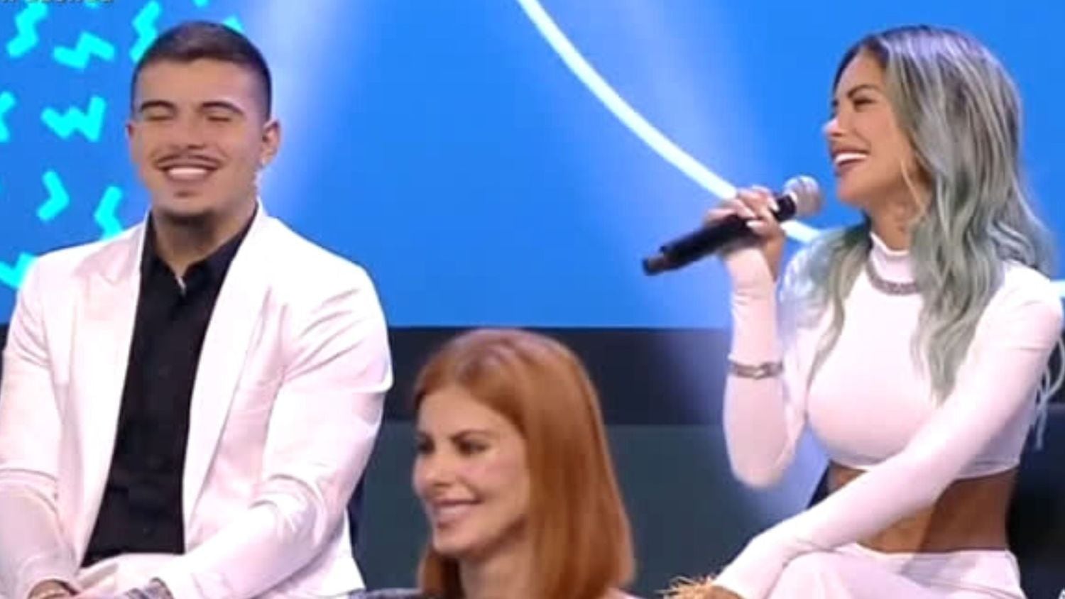 E, mostrando de uma vez por todas que estão juntos pra valer, os pombinhos participaram da final de A Fazenda 14 juntinhos, em clima de romance, e comentaram sobre a relação com Adriane Galisteu. Tati e Thomaz provaram que amor de A Fazenda continua na cidade grande! Vida longa ao casal!
Que tal rever tudo o que rolou em A Fazenda 14 quando e onde quiser? Assine o PlayPlus e aproveite as emoções do Celeiro de Lendas da Record TV!