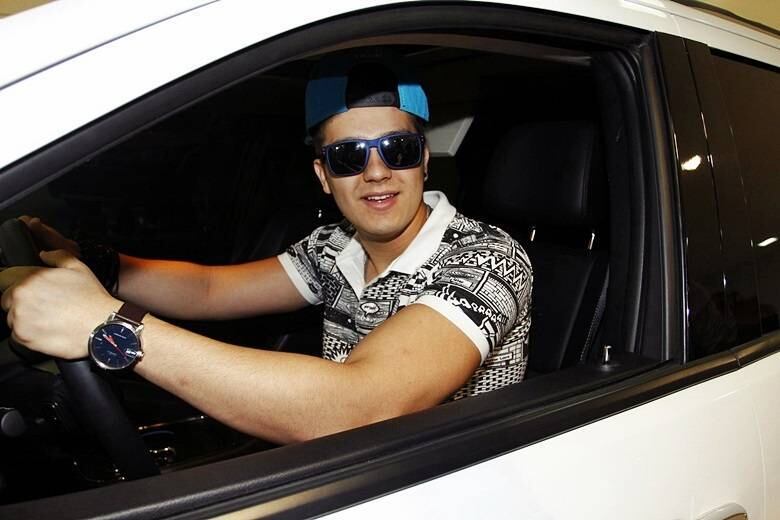 Luan Santana na retirada de seu jipão urbano Dodge Durango

Saiba tudo sobre carros! Acesse R7.com/carros
E confira os melhores preços de novos e usados em r7.icarros.com.br