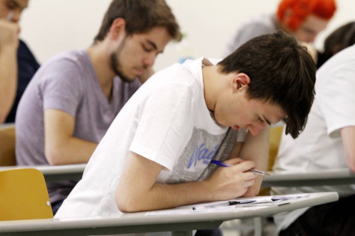 Hoje, a prova tem 16 questões sobre as disciplinas que constituem o núcleo comum do ensino médio