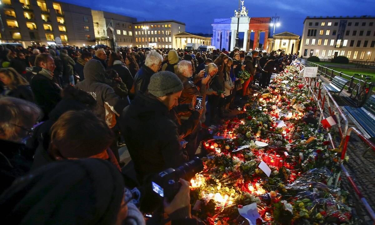 No país vizinho, a Alemanha, cidadãos levaram flores e velas. O Portão de Brandenburgo foi iluminado com as cores da bandeira francesa