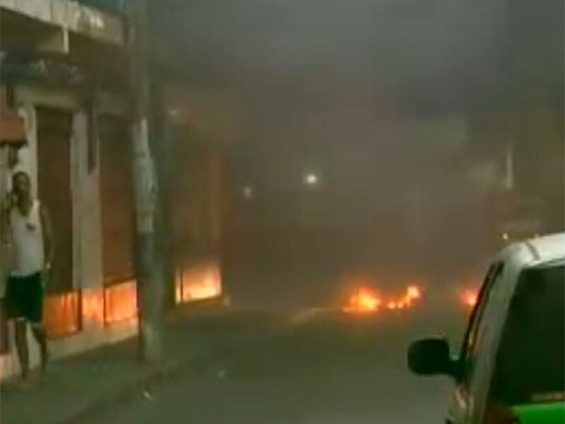 Durante o portesto, os moradores atearam fogo em objetos espalhados numa das vias da rua Luiz Padre Figueiras
