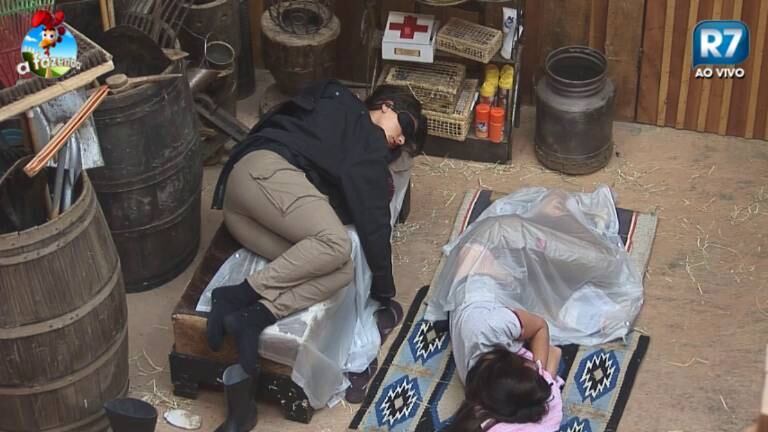 Apesar de parecer estranho, as peoas acharam conforto em posições inusitadas. Além de conseguirem dormir em cima de objetos nada confortáveis elas usaram roupas e até plástico para se cobrirem
+ Clima está quente! Heloisa sobre Marlos: "Está todo mundo aqui de saco cheio dele"
+ Leitinho da madrugada! DH levanta para tomar leite quente e prepara chocolate
+ "Tô cansada dessa vida de Maria. Não nasci pra isso!", reclama MC Brunninha após fazer a janta
+ Débora relembra o passado e faz revelações quentes: "Engordei 15 quilos, tentei me matar... Foi o pior ano!"
+ Babi Rossi compara o ex, Olin Batista, com o peão Léo Rodriguez. Descubra o que ela disse!