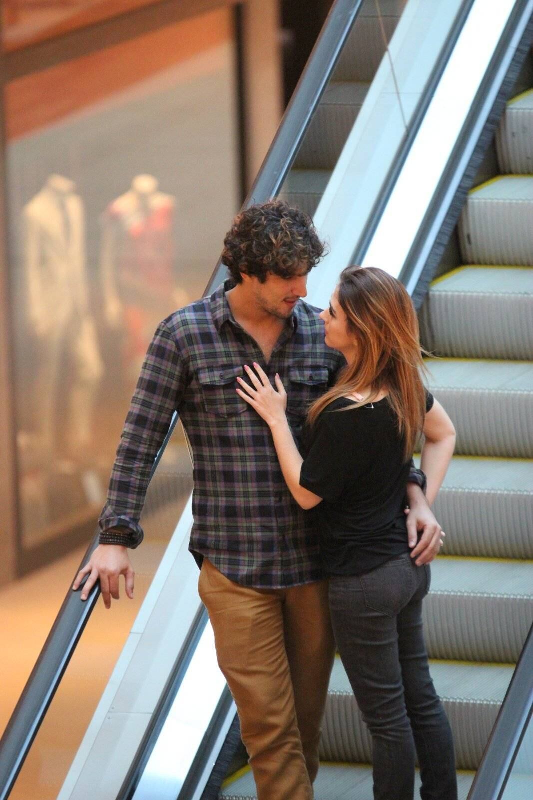 Tatá Werneck e o namorado Renato Góes passeando em clima de romance, neste domingo (21), no Rio de Janeiro