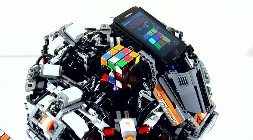 Cubo mágico

Um robô feito com peças de Lego foi desenvolvido por um engenheiro americano. Junto a um aplicativo em um smartphone da Samsung, o robô consegue resolver qualquer combinação de cubo mágico em menos de 6 segundos
