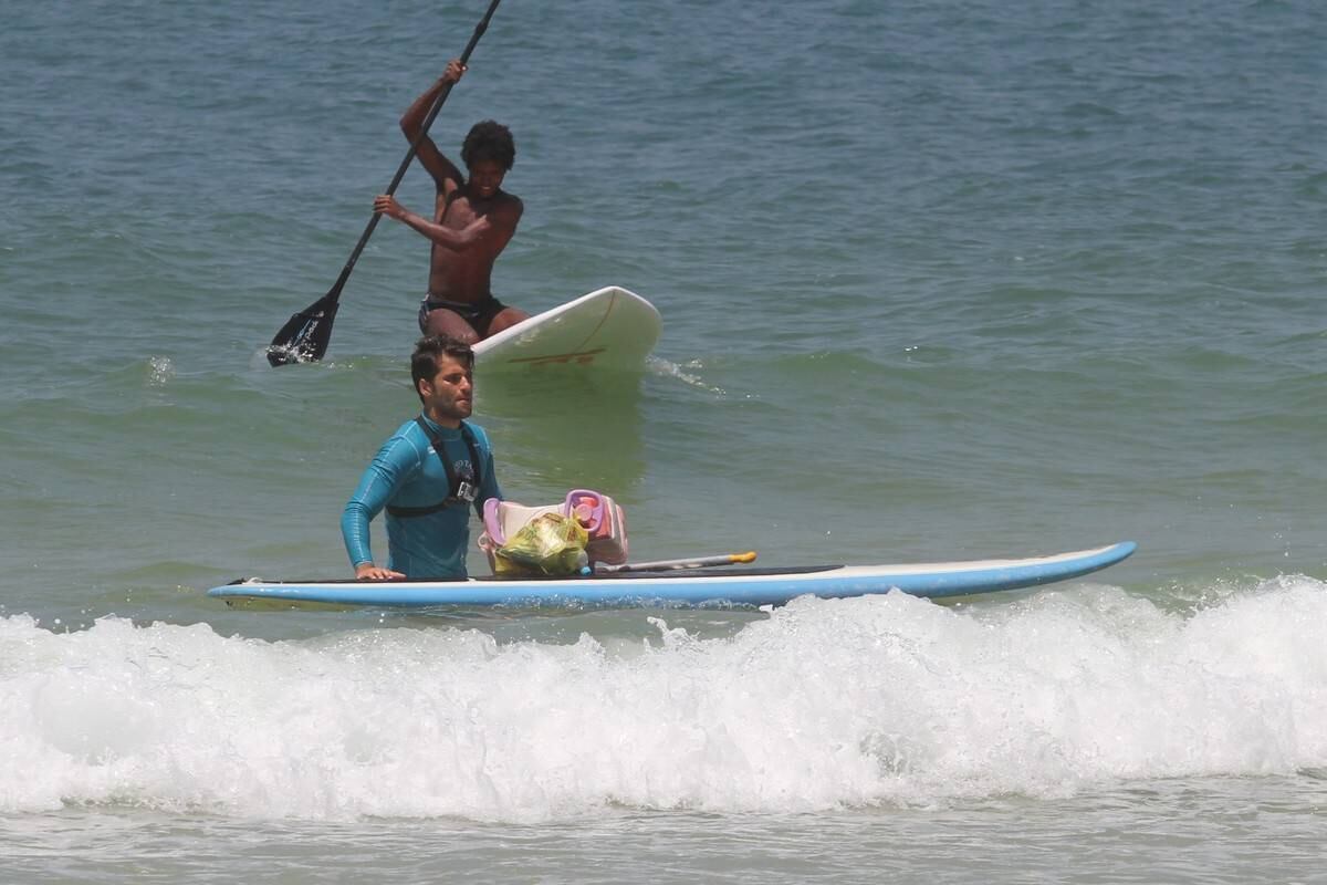 Bruno Gagliasso e Ricardo Pereira praticam stand up paddle na praia da Barra da Tijuca, no Rio