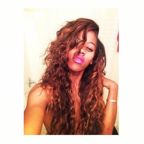 No Instagram, a adolescente compartilhou vídeos revelando o que aconteceu quando seu pai finalmente chegou em casa. Ela se tranca no banheiro e se recusa a falar com o pai