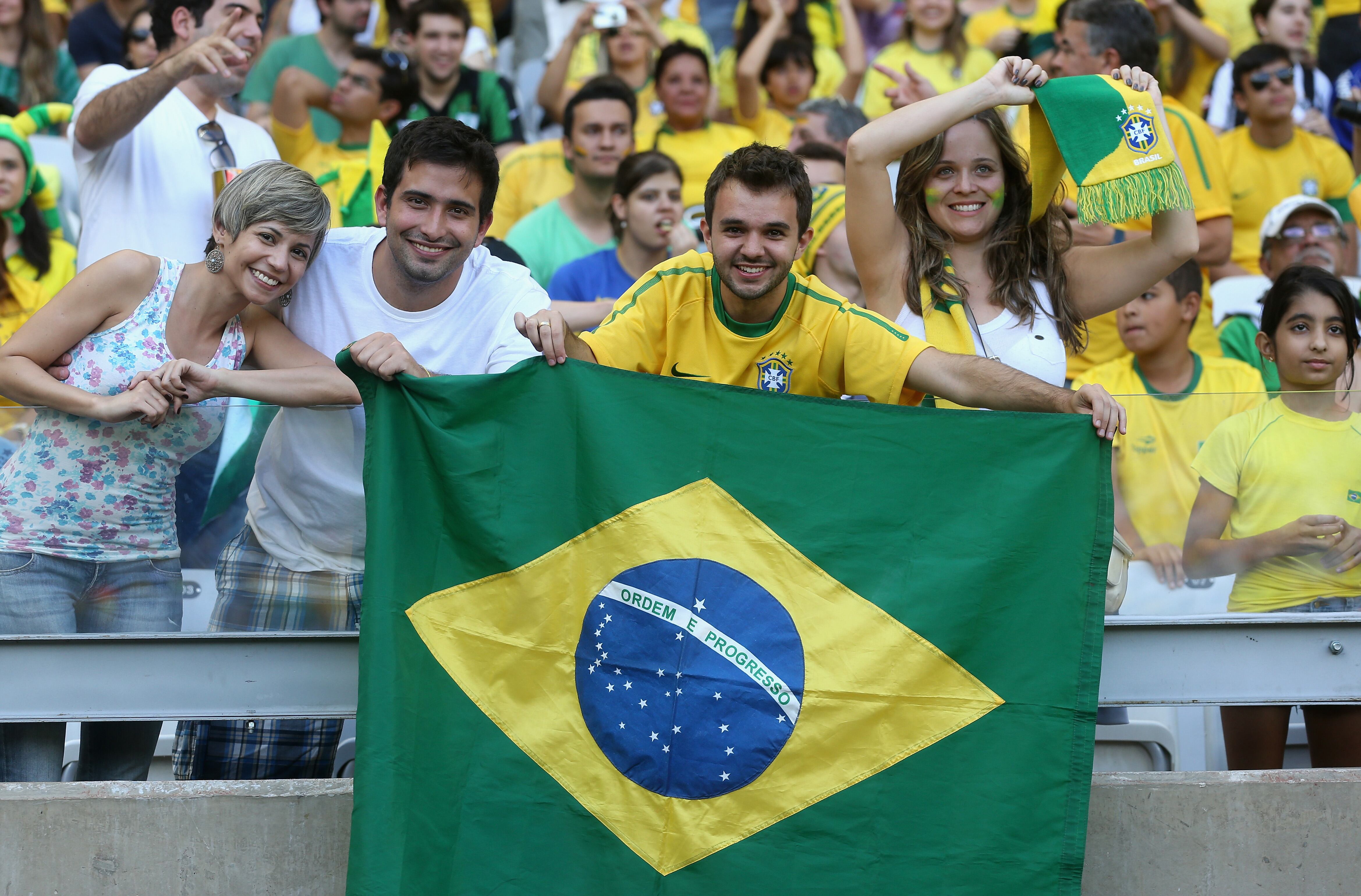 Torcida: O fator de estar jogando em casa é muito importante para a seleção. A torcida está recebendo os jogadores com muita festa em todos os estados onde foram jogar, e Felipão aposta alto nesse apoio para sair com o título
