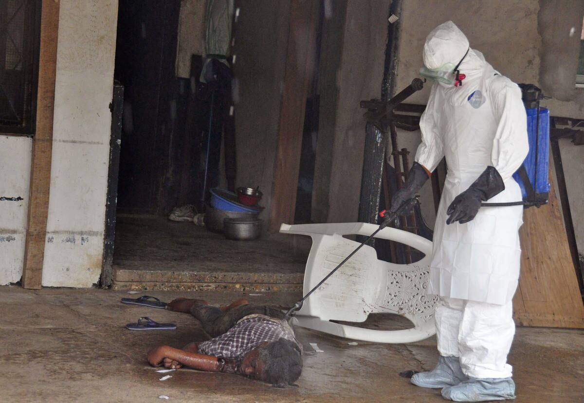 A OMS (Organização Mundial de Saúde) divulgou nesta semana que a epidemia de ebola pode atingir até 1,4 milhão de pessoas até o início de 2015.  

Enquanto vacinas e tratamentos são colocados em testes, os países da África Ocidental vem lutando contra a pior epidemia da doença desde a sua descoberta. Nesse cenário de desespero, muitos agentes de saúde aparecem desinfetando as vítimas da doença a céu aberto para evitar a propagação do vírus