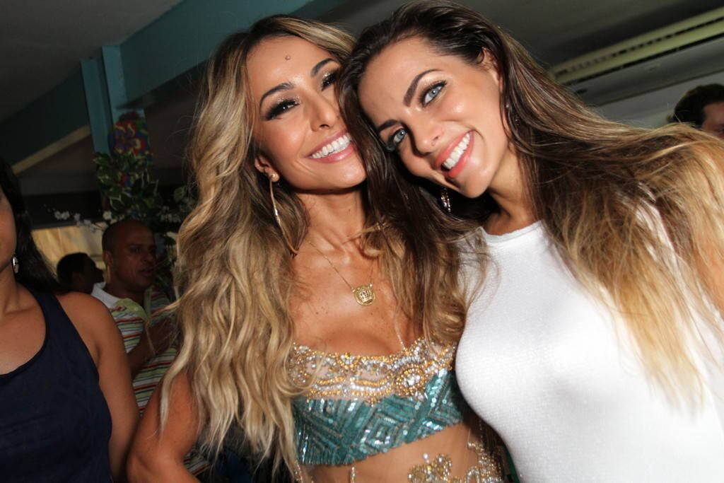 Sabrina Sato comemora aniversário na quadra da Vila Isabel