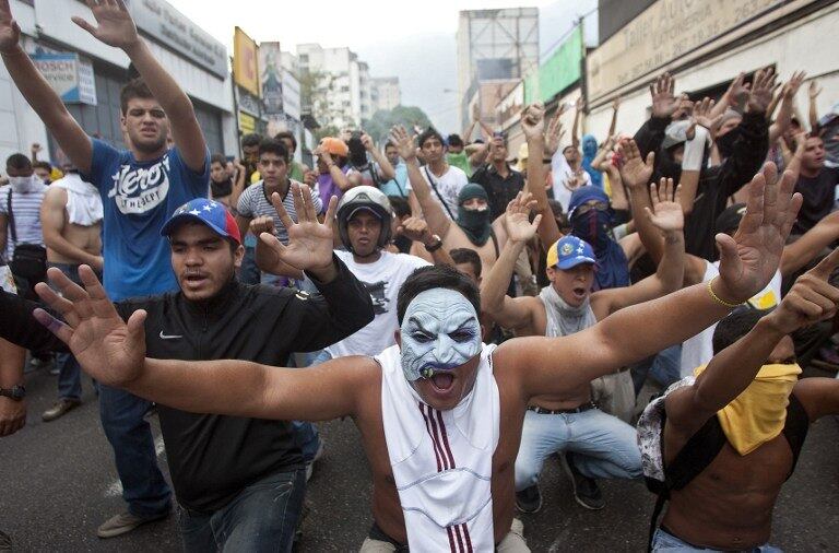 Manifestantes da oposição protestam nas ruas de Caracas