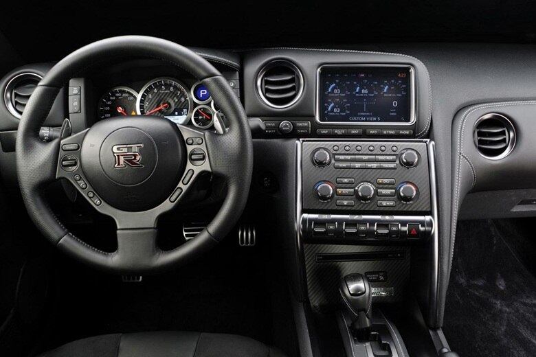 Aletas enormes para troca de marchas chamam atenção na cabine