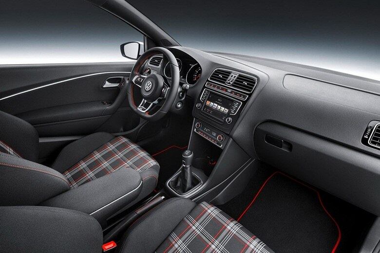 A Polo GTI vem com câmbio manual de seis marchas ou um DSG automatizado de sete velocidades e dupla embreagem

Saiba tudo sobre carros! Acesse www.r7.com/carros