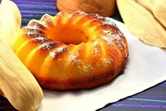 Um bolo de milho quentinho é uma tentação não apenas nas festas juninas, mas principalmente no café da manhã e no lanche da tarde. Este, de textura bem cremosa, leva milho verde e também fubá. Veja como preparar sem erro