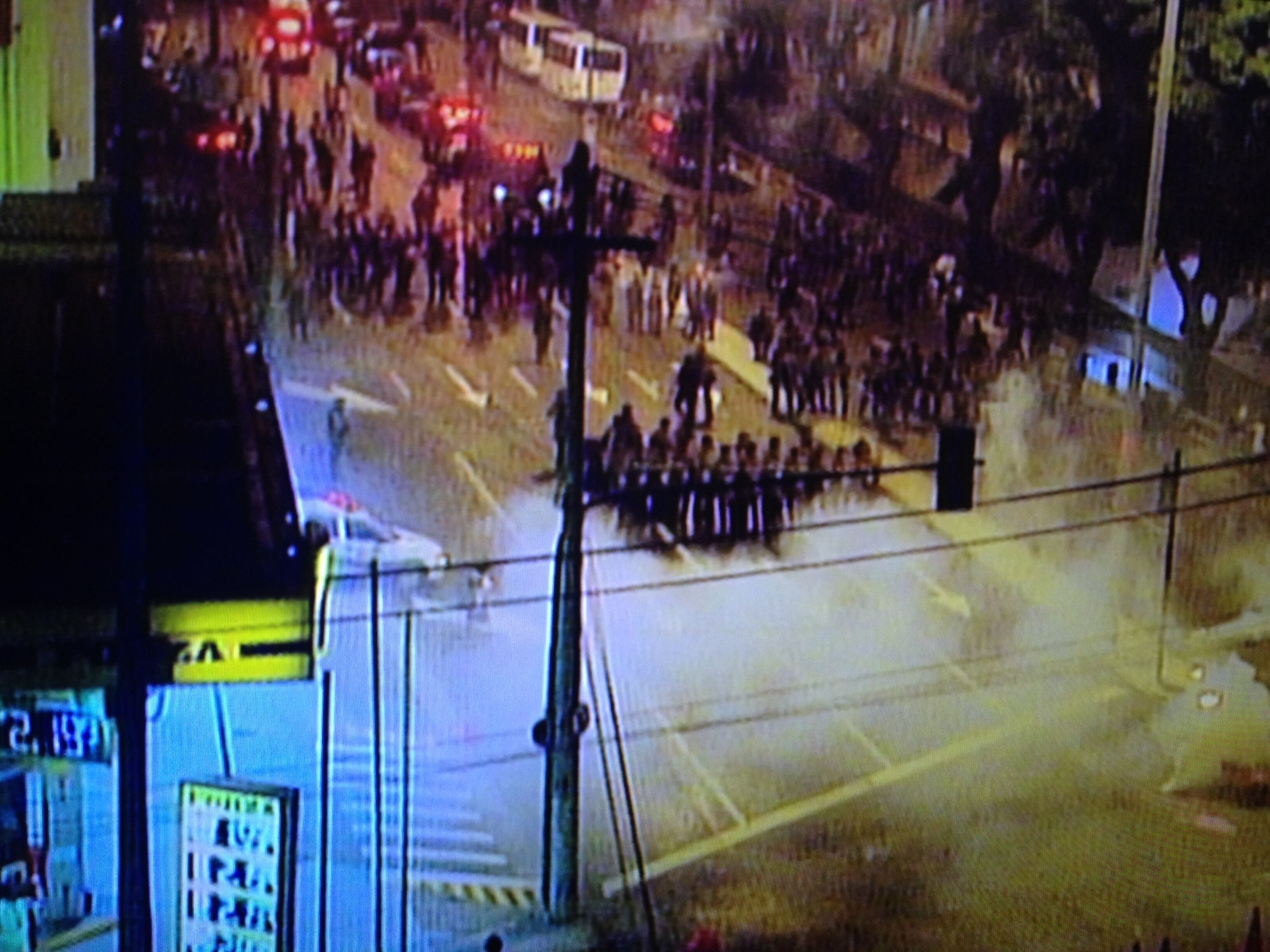 Policiais militares do Batalhão de Choque reagiram com balas de borracha e bombas de gás lacrimogênio e de efeito moral à investida de um grupo de manifestantes que lançou bombas caseiras e pedras contra barreira de PMs montada para evitar que o protesto chegue ao Maracanã, onde acontece ao final da Copa das Confederações. Leia mais