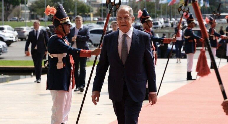 O chanceler russo, Sergei Lavrov, ao chegar no Palácio do Itamaraty, nesta segunda-feira (17)