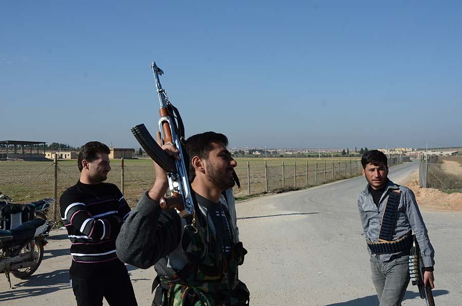 Nessa galeria de fotos, o internauta do R7 vê de perto a destruição da cidade de Aleppo, flagrada pelas lentes do fotojornalista brasileiro Edrien Esteves. Leia a reportagem completa