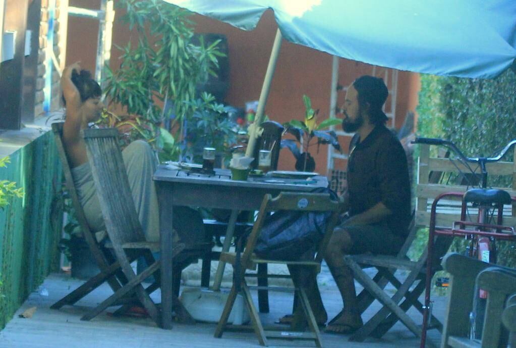 Eles foram fotografados dentro do restaurante, no maior papo