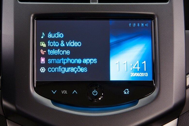 Assim como em quase todos os modelos da marca da gravata dourada, a central multimídia MyLink é um destaque à parte, com tela sensível ao toque no painel, entradas auxiliar e USB, conexão Bluetooth e função "foto e vídeo"

Saiba tudo sobre carros! Acesse www.r7.com/carros