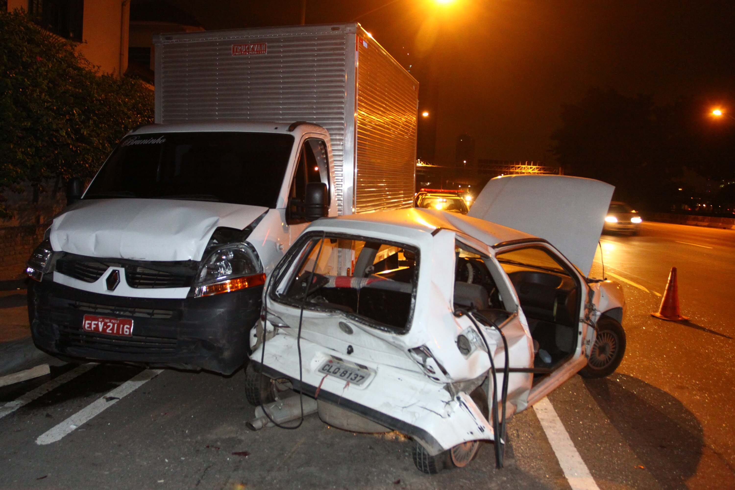 Carro e caminhão batem na marginal Pinheiros