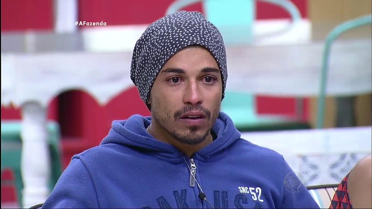 Thiago começou dizendo que sente muito a falta de todos, mas
citou algumas pessoas em especial, como Douglas Sampaio, pivô da última grande
briga do cantor 


— Achei que era bom com as palavras, mas vocês são f...,
estão fazendo minha cabeça travar. Estou chorando pra caramba (no momento de
escrever a carta), porque vocês fazem uma falta da p... Gigante, Douglas! Você é
especial demais. Me deu a maior lição de como perdoar o próximo. Te amo!

+ Quelynah fala sobre crise de depressão e revela ter medo de Douglas: “Eu acho que ele bate, pode até ser em mulher”
+ “Erros” de Douglas e “jogo” de Marcelo são temas de Luka e Rebeca
+ Douglas Sampaio revela que falhou na primeira vez: "Foi horrível. Eu fiquei com medo"

