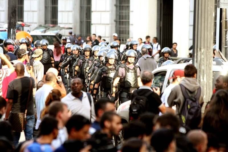 Segundo a Polícia Militar, a armadura utilizada pelo policiamento da área é conhecida como "exoesqueleto". O Centro de Operações da PM nega que esse equipamento pertença à Tropa de Choque e informou que ele é de uso da Polícia Militar em geral
