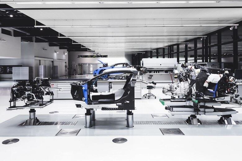 A produção é feita manualmente por 20 funcionários e são mais de 1.800 peças individuais para a composição