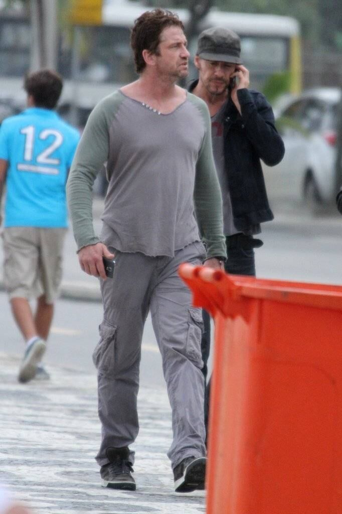 Gerard Butler caminha tranquilamente pela orla do Leblon