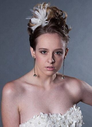 O coque alto com mechas onduladas
desestruturadas tem um pequeno arranjo no topo. Segundo Charles Veiyga é ideal
para noivas que buscam destacar e alongar o físico.