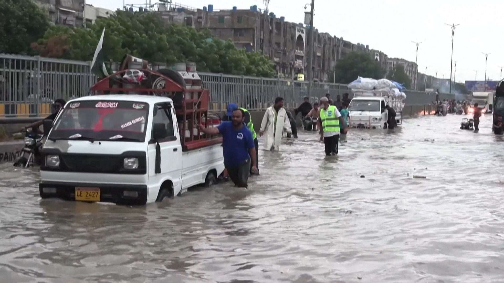 Fortes temporais deixam quase 800 mortos no Paquistão