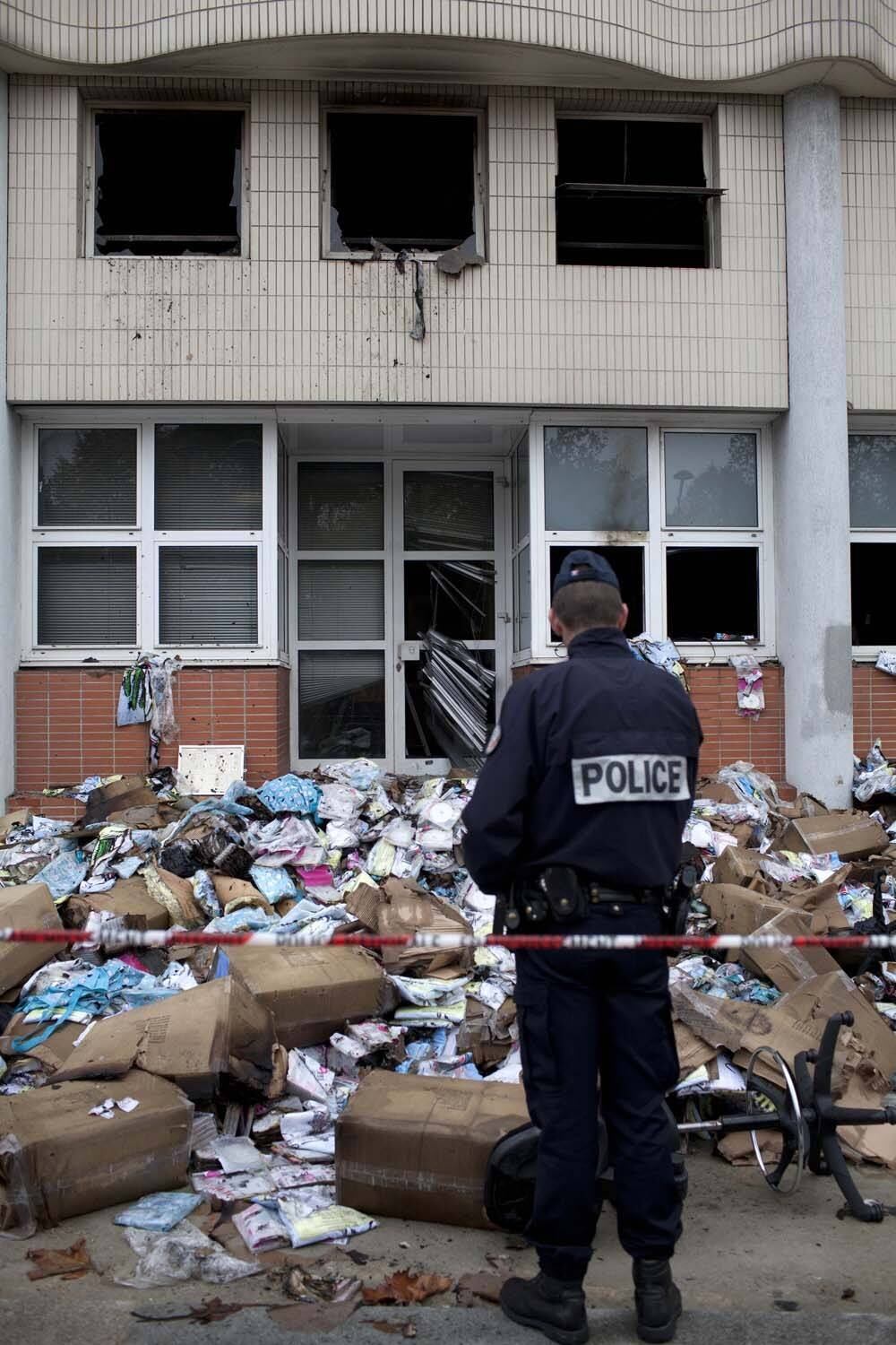 Um atentado terrorista contra a sede do jornal satírico francês Charlie Hebdo deixou, ao menos, 12 mortos nesta quarta-feira (7). Dois homens encapuzados invadiram o escritório da publicação semanal carregando fuzis AK-47. O ataque teria sido motivado pelas charges de cunho religioso publicadas pelo jornal