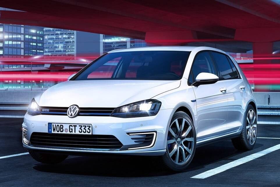 Ter um carro esportivo é legal, mas o consumo de gasolina (e a emissão de poluentes) geralmente sobe na mesma proporção do desempenho. Para reverter isso a Volkswagen lançou uma nova versão do Golf, chamada de GTE. Com dois motores, ela promete ser tão rápida quanto o GTI e ter consumo da versão 1.4. Saiba mais

Saiba tudo sobre carros! Acesse R7.com/carros
E confira os melhores preços de novos e usados em r7.icarros.com.br