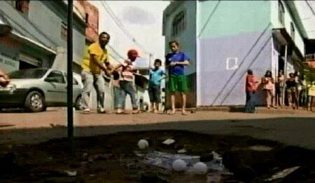 Crianças são as que mais se divertem com campo improvisado