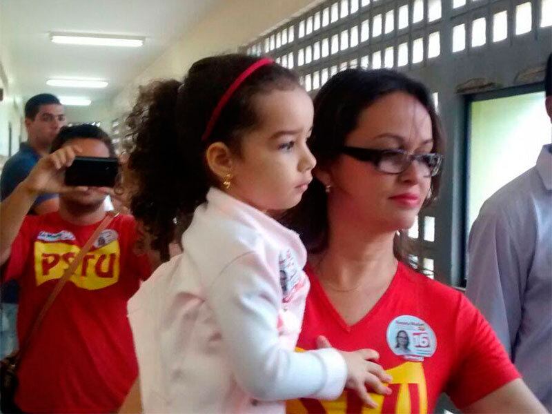 Renata Mallet (PSTU) votou acompanhada da sobrinha no bairro do Costa Azul