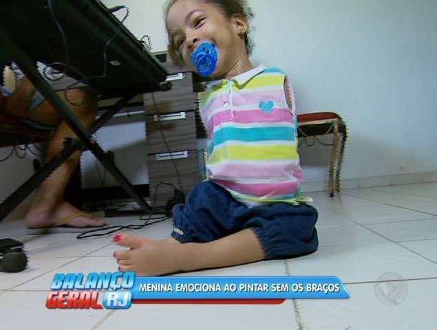 Ariela adora brincar no chão, onde os pais dispõem os materiais para a atividade preferida dela