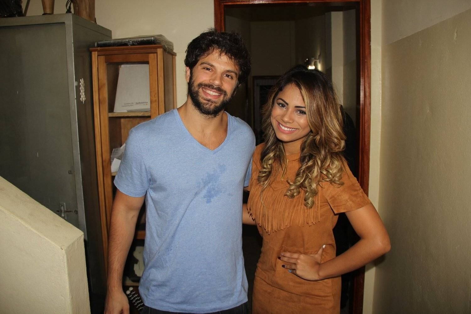 A cantora também foi clicada ao lado de Duda Nagle, namorado de Sabrina Sato, que foi mais um dos famosos a prestigiar o evento