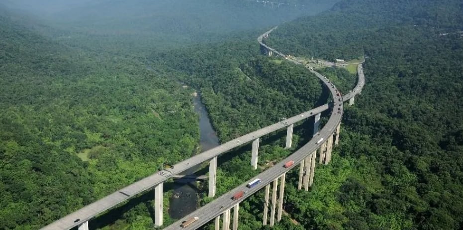 Imagem aérea da rodovia Imigrantes, em São Paulo