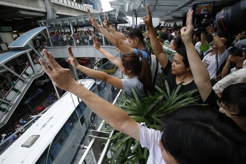 Liberdade, igualdade e fraternidade: manifestantes levantam três dedos como forma de protesto