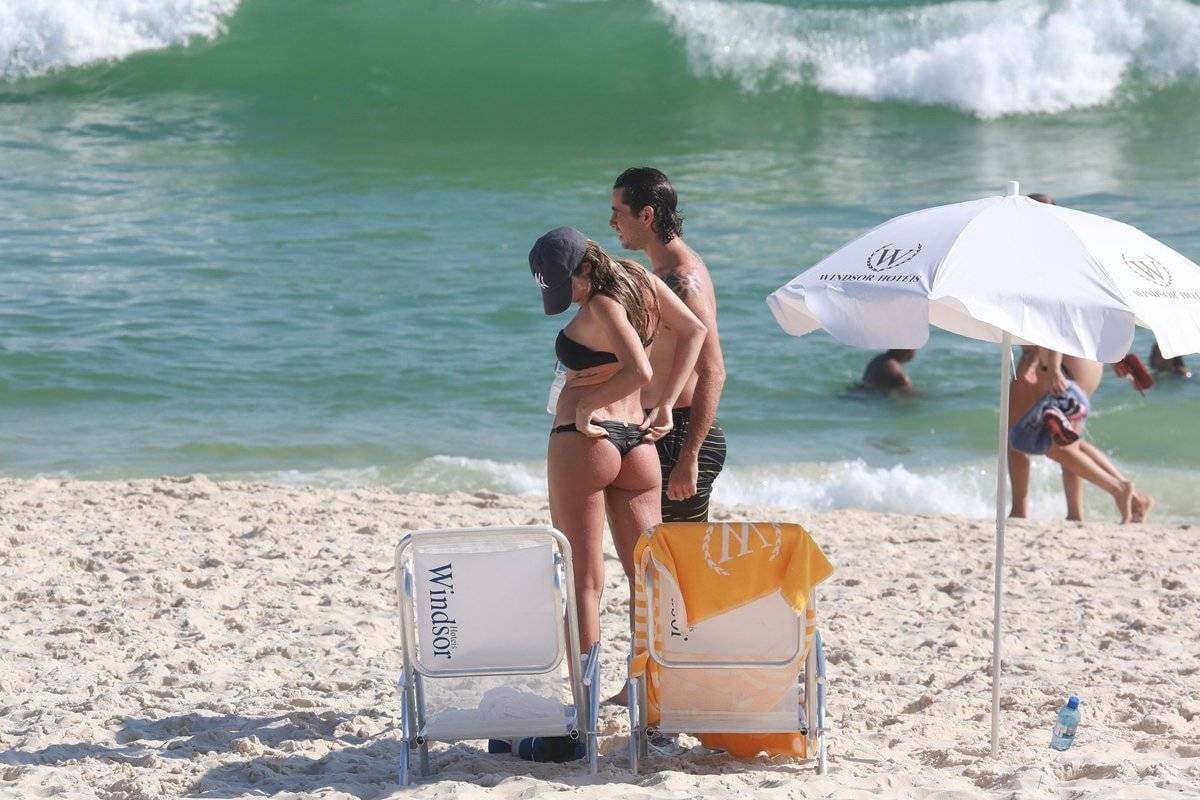 Rafa Brites e Felipe Andreoli curtem dia de sol em praia do Rio de Janeiro