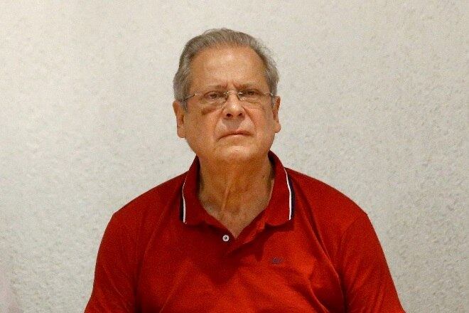 Três imóveis do ex-ministro José Dirceu estão sendo leiloados depois da autorização do juiz Sérgio Moro. Os imóveis foram sequestrados na operação Lava Jato e os interessados podem dar lances até às 14h do dia 5 de julho deste ano. 

José Dirceu foi condenado a 30 anos de prisão em ação que investiga o pagamento de propinas da empreiteira Engevix a políticos e diretores da Petrobras.

O leilão está sendo realizada pela pela Marangoni Leilões, via plataforma de leilões judiciais online Canal Judicial. Segundo a organizadora do leilão, as fotos dos imóveis são meramente ilustrativas. 