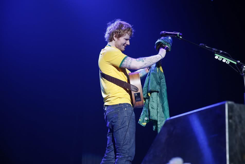 Ed Sheeran se apresentou com a camiseta da seleção brasileira de futebol