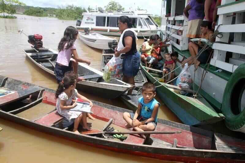 A cheia do rio Madeira também afeta cidades de Rondônia e do Acre. O rio Madeira alcançou na quinta-feira (13), às 15h, a marca de 19,09
metros de altura em relação ao leito. Segundo o governo de Rondônia, com informações
do Sipam (Sistema de Proteção da Amazônia), com as fortes chuvas que
ainda caem na Bolívia e no Peru, o nível do rio Madeira deve chegar aos
19,30 metros até o dia 20 de março. Após isso, a tendência é a
estabilização, pois as chuvas serão mais esparsas. A cota de alerta do
rio Madeira é 14 metros