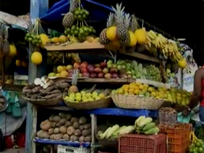 Rafael e a mãe do menino
tinham afirmado que Marcos Vinicius desapareceu em um mercado no bairro de
Itapuã, em Salvador, na sexta-feira (14). Eles contaram que no momento do
desaparecimento, a criança estava com o padrinho, por volta das 9h, no Mercado
Municipal de Itapuã comprar verduras. O rapaz parou em uma barraca e a criança
ficou ao seu lado. Ele começou a escolher os produtos e se descuidou por cerca
de um minuto, tempo suficiente para o menino desaparece